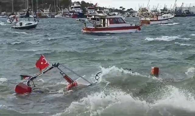 İzmir Foça'da fırtına balıkçı teknelerini batırdı