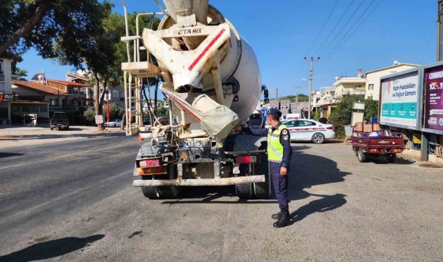 İzmir'de jandarmadan ticari araçlara denetim