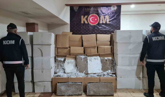 İzmir'de kaçakçılara şok operasyon: 4 milyona yakın makaron ele geçirildi