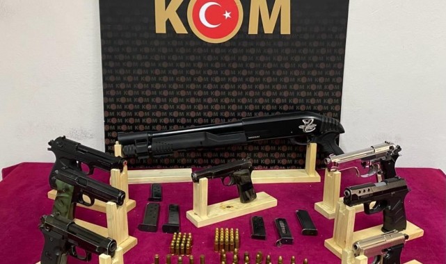 İzmir'de silah kaçakçılarına polis baskını