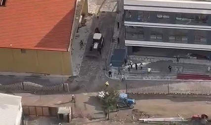 Kızgın kepçe operatörü işçileri iş makinesiyle kovaladı!