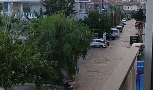 Ünlü tatil merkezi Çeşme sağanağa teslim
