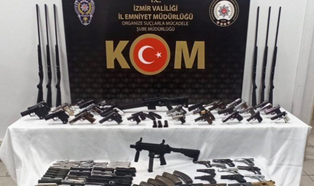 Yasa dışı silah ticareti yapan çete çökertildi