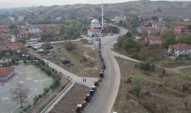 Yüzlerce traktörün oluşturduğu muayene kuyruğu havadan görüntülendi