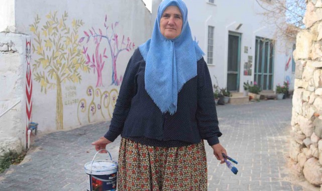 61 yaşındaki Nuran teyze resimleriyle köyünü dünyaya tanıttı, turistlerin ilgisini çekti