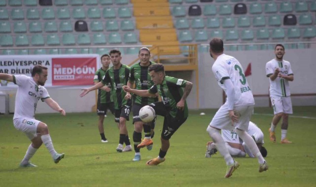 Akhisarspor evinde dağıldı