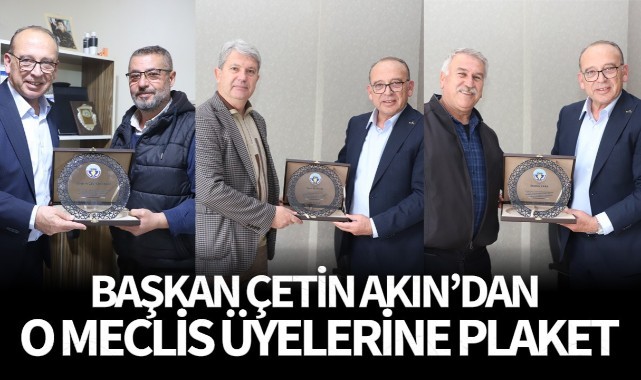 Başkan Akın'dan o meclis üyelerine plaket
