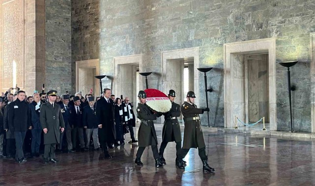Beşiktaş Başkanı Arat ve beraberindeki heyet, Anıtkabir'i ziyaret etti.