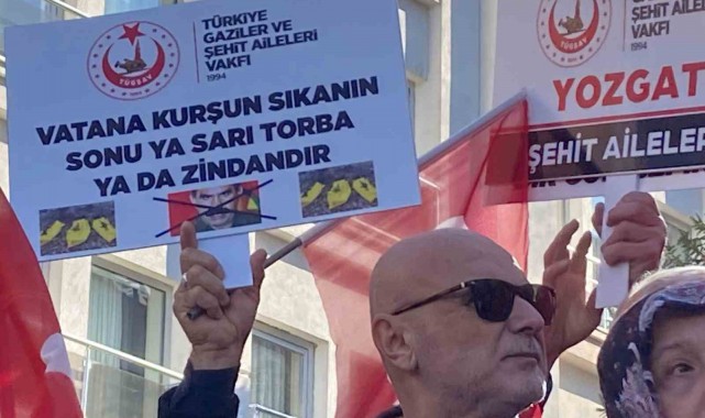 Gaziler ve şehit yakınlarından DEM Parti önünde eylem