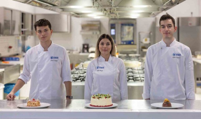 Öğrenci tasarımı yılbaşı pastası