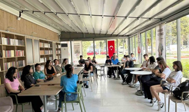 Öğretmen başkandan Bayraklı'ya 6 kitap kafe
