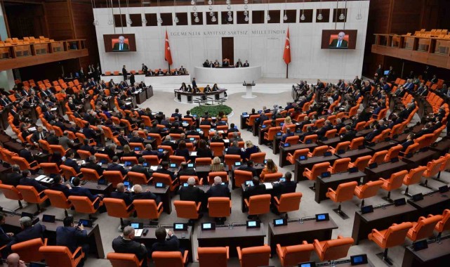 Son 7 ayda Meclis'te 600 milletvekilinden 61'i partilerinden istifa etti