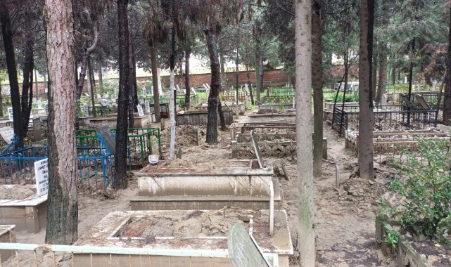 Turgutlu'da eski mezarlığın hali içler acısı!