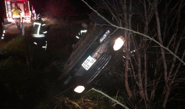 Turgutlu'da otomobil şarampole devrildi: 2 yaralı