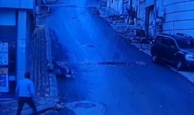 Yürekleri ağza getiren görüntü: Bebek arabası yokuş aşağı böyle kaydı