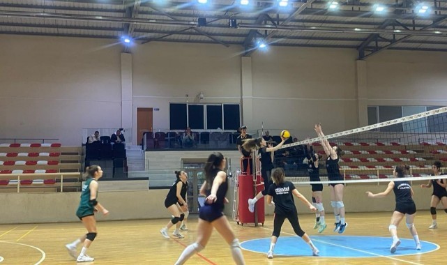 Büyükşehrin Sultanları Ayvalıkgücü Spor Kulübüyle karşılaştı