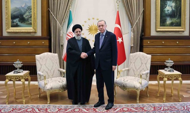 Cumhurbaşkanı Erdoğan, İran Cumhurbaşkanı Reisi'yi resmi törenle karşıladı