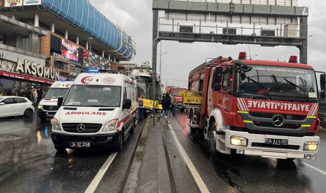 İETT otobüsü yön direğine çarptı: 8 yaralı