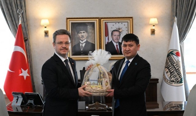 Kazakistan Başkonsolosu Nuriddin Amankul, Vali Ünlü'yü ziyaret etti