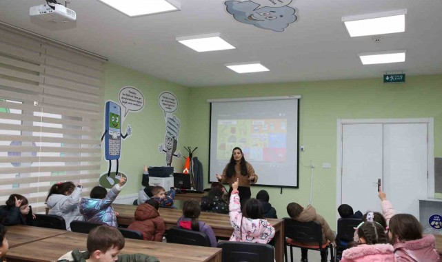 Sıfır Atık Eğitim Merkezi'nde öğrenciler animasyon filmi izleyip, uygulamalara katıldı