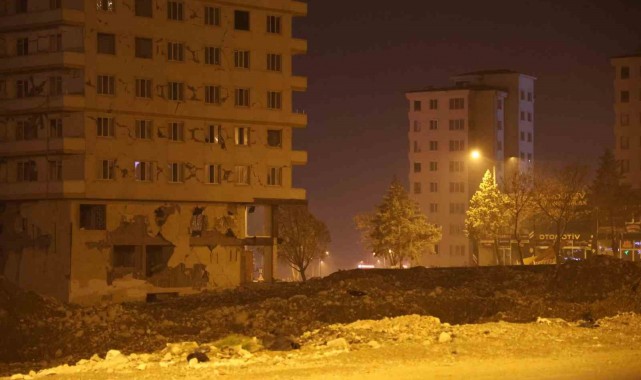 Yılbaşı gecesi enkaz alanlarında sessizlik