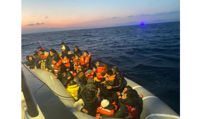 İzmir açıklarında 57'si çocuk 159 düzensiz göçmen kurtarıldı