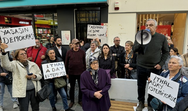 İzmir'de CHP'li bir grup, "ithal aday" protestosu yaptı