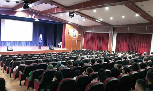 "Kur'an-ın Mucizeleri" konferanslarına öğrencilerden yoğun ilgi