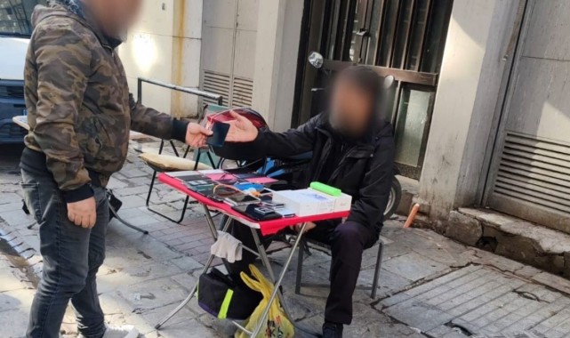 Polis kılık değiştirdi, telefon hırsızını suçüstü yakaladı