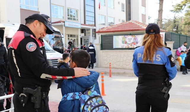 Türkiye genelindeki 'Güvenli Eğitim Uygulaması'nda 915 aranan şahıs yakalandı
