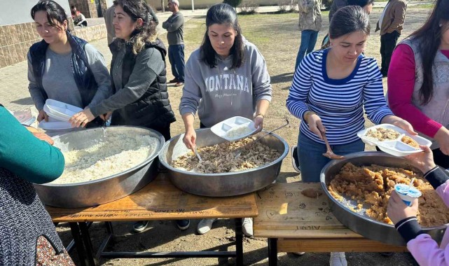 Velileri okula çekmek için tavuklu pilav ikram ettiler