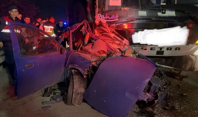 Yolcu otobüsü altına aldığı otomobili metrelerce sürükledi: 2'si ağır 4 yaralı