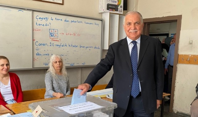 İYİ Parti Adayı Ahmet Orhan oyunu kullandı