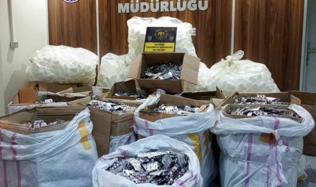 İzmir'de çuvallar dolusu uyuşturucu nitelikli hap ele geçirildi