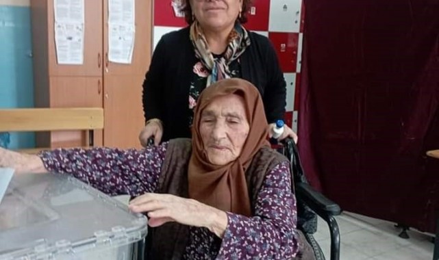 Manisa'da 94 yaşındaki yaşlı kadın tekerlekli sandalyeyle oy kullandı