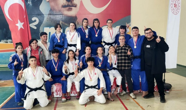 Manisa'da genç judocular Kocaeli biletini 19 madalya ile aldı