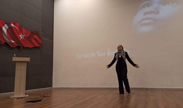 Manisa'da liseli öğrenciler Mehmet Akif Ersoy'un şiirleriyle yarıştı