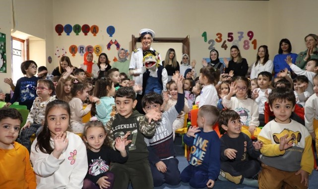 Manisa'nın minikleri Kukla Çilli ile eğlendi