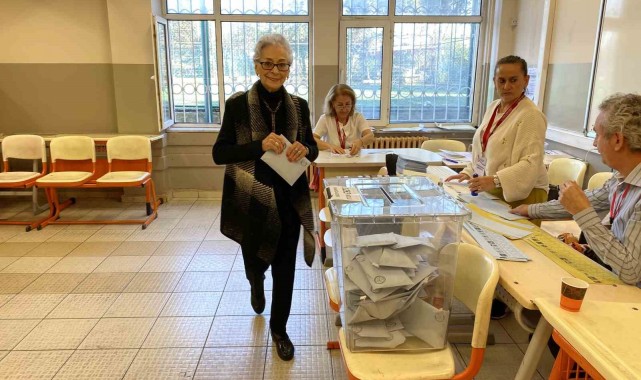 Oyuncu Tülin Oral oyunu kullandı
