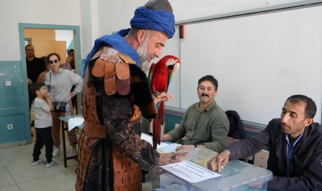 Papağanıyla oy kullanmaya gelen vatandaş ilgi odağı oldu