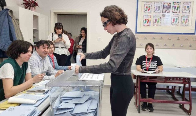 Ünlü oyuncu, oy sırası beklemek istemeyince yerine asistanını koydu