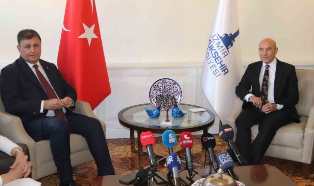 İzmir Büyükşehir'de devir teslim töreni: Cemil Tugay görevi devraldı