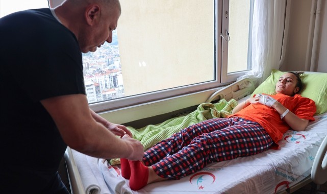 Kazada omurgası kırılan genç kız, yaş günündeki ameliyatla yürümeye başladı