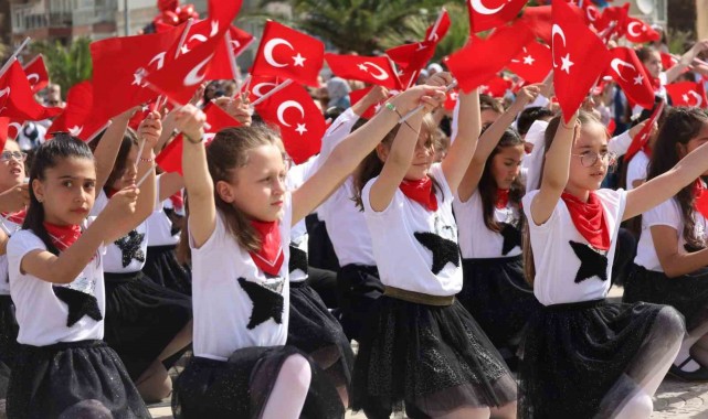 Manisa'nın ilçelerinde 23 Nisan coşkusu