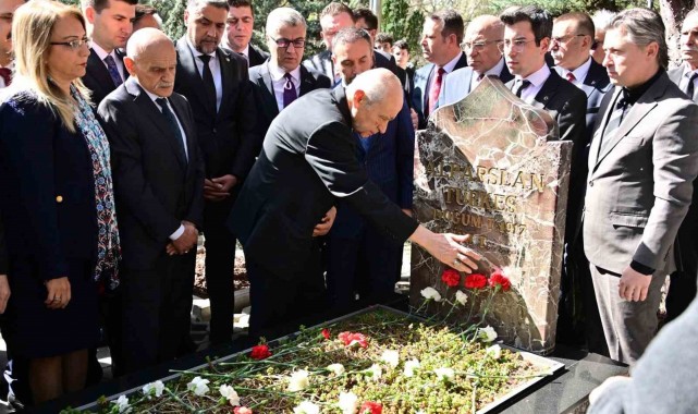 MHP Genel Başkanı Bahçeli, Alparslan Türkeş'in kabrini ziyaret etti