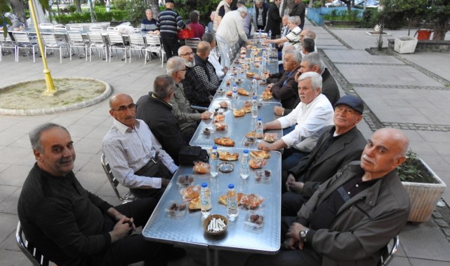 Taş medreseliler Manisa'da iftar sofrasında buluştu