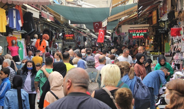 Vatandaşlar Tarihi Kemeraltı Çarşısı’na akın etti