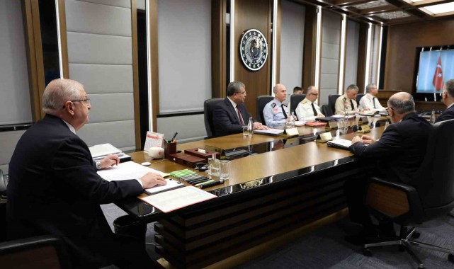 Bakan Güler, kuvvet ve birlik komutanlarıyla toplantı yaptı