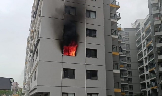 İzmir'de 8 katlı sitede yangın paniği
