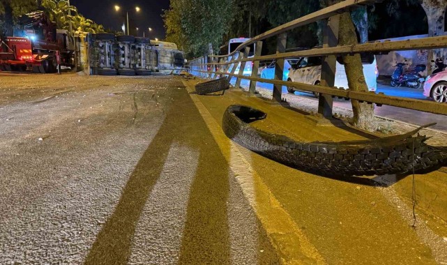 Faciadan dönüldü! Lastikleri patlayan kamyonunun dorsesi devrildi